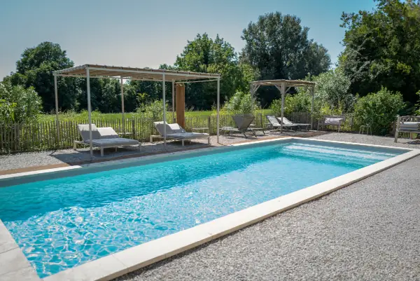 Piscine et transats dans le jardin